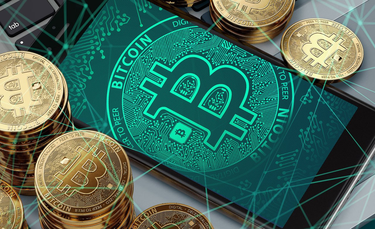 ЦБ не запретит гражданам продавать криптовалюту Банк России не планирует запрещать гражданам продавать обменивать ранее приобретенную криптовалюту или конвертировать их в фиат и другие инструменты заявил первый зампред ЦБ Владимир Чистюхин Ограничить планируется только новые сделки на покупку Регулятор готов допустить к операциям квалифицированных инвесторов после тестирования ЦБ также обсуждает лицензирование криптообменников и ввод жестких правил для обеления отрасли Предполагается что ответственность за нелегальные операции с криптовалютой наступит с середины 2027 года По словам Германа Грефа ЦБ начинает занимать активную позицию и в вопросе использования стейблкоинов Сбербанк надеется на допуск стейблкоинов в первую очередь на рубли для работы внутри России а не только для внешнеэкономической деятельности fatcat18