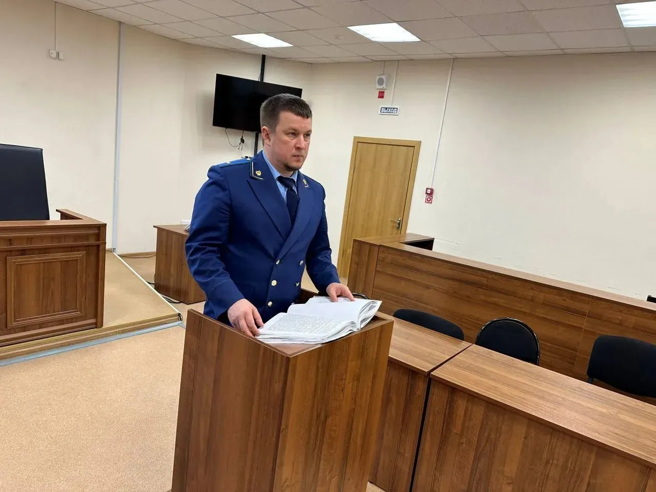 В Новом Уренгое вынесен приговор по уголовному делу о хулиганстве   Установлено что в январе 2026 г мужчина находясь в одном из подъездов многоквартирного дома расположенного в Новом Уренгое используя надуманный повод в качестве предлога к противоправным действиям имея умысел на хулиганство беспричинно нанес несовершеннолетнему потерпевшему множественные удары руками по телу высказывая угрозы физической расправы и демонстрируя нож   Подробности на сайте ведомства