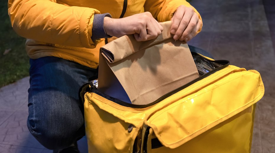 В Санкт Петербурге прошёл масштабный рейд по проверке курьеров Нарушений тьма В Ленинградской области и Санкт Петербурге завершился полицейский рейд совместивший проверку курьерских служб и контроль миграционного законодательства За нарушения правил дорожного движения составлено около 1200 протоколов изъято 453 единицы техники Правоохранители привлекли к ответственности почти 3300 иностранных граждан за нарушения миграционного режима 505 из них ожидают депортации В ходе операции возбуждено 15 уголовных дел за попытки дачи взятки и использование поддельных документов Также проверены 20 складов сервисов доставки где выявлены нарушения в документах 231 курьера Руководители двух компаний привлечены к ответственности за незаконное использование иностранной рабочей силы iguides