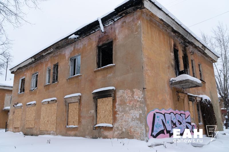 Реновация старых кварталов в Екатеринбурге может встать на неопределенный срок  В Уральской палате недвижимости зафиксировали случаи, когда застройщики, выкупившие участки под комплексное развитие территории, просто не заходят туда. А причина — дорогие кредиты на новые квартиры и само строительство. «Может быть, увидим и смену инвестора в договорах на КРТ, и увеличение сроков реализации таких проектов. Уже сейчас наблюдается невыход застройщиков на стройплощадку из-за высоких ставок проектного финансирования. Прогнозы пока неутешительны», — рассказала председатель комитета по строительству и недвижимости Уральской торгово-промышленной палаты Татьяна Деменок.