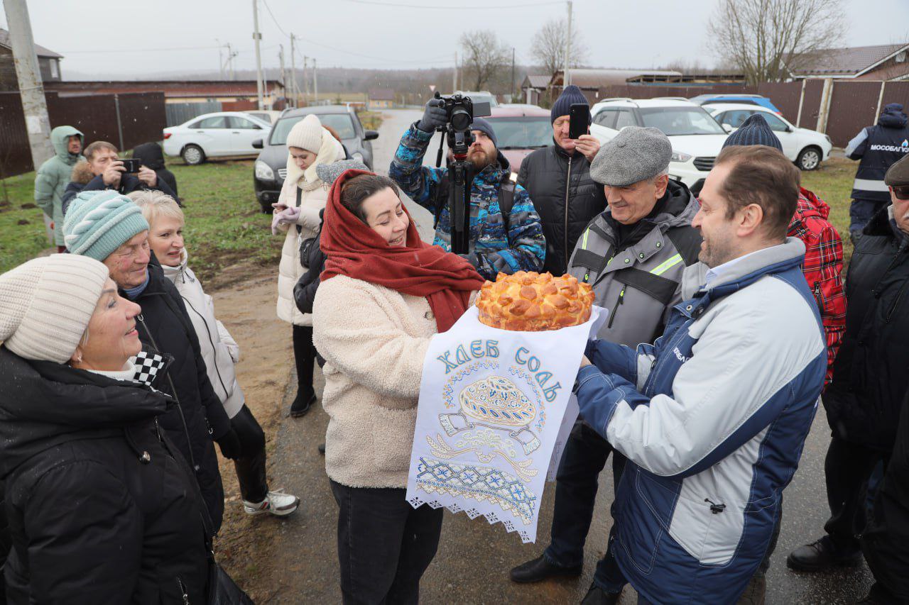 В деревню Алферьево Сергиево-Посадского округа провели газ   В Сергиево-Посадском округе активно реализуется президентская программа социальной газификации. Сегодня долгожданный газ пришёл в деревню Алферьево. С радостным событием жителей поздравили генеральный директор «Мособлгаз»  Игорь Баранов и депутат окружного Совета Сергей Горячев.  Протяжëнность газопровода — 2,8 километров. Сейчас газ подведён к шести домам, но уже в ближайшие две недели все оставшиеся 44 дома тоже получат «голубое топливо».  Долгожданное событие отпраздновали яичницей. Её по традиции генеральный директор «Мособлгаз»  Игорь Баранов приготовил вместе с Ниной Васильевной — первой жительницей получивший газ.  «С приходом газа качество жизни сельчан, даже тепло в доме другое, нежели как от электричества», — отметил Игорь Баранов, генеральный директор АО «Мособлгаз». Он также добавил, что с подключением газа жители будут платить за тепло в четыре раза меньше. Так, за обогрев небольшого дома плата в зимний период составит порядка 4-5 тысяч рублей в месяц, в сравнении прежних 20 тысяч рублей.  Работы по подключению домов к газу по президентской программе газификации  ведутся и в селе Шеметово. Там  прокладывают распределительный газопровод. Сейчас уже проложено около 2 км, готовность объекта составляет 85 %. Планируется, что весь газопровод будет проложен в Шеметове уже до 30 ноября. А газ придет  в дома уже к Новому году.