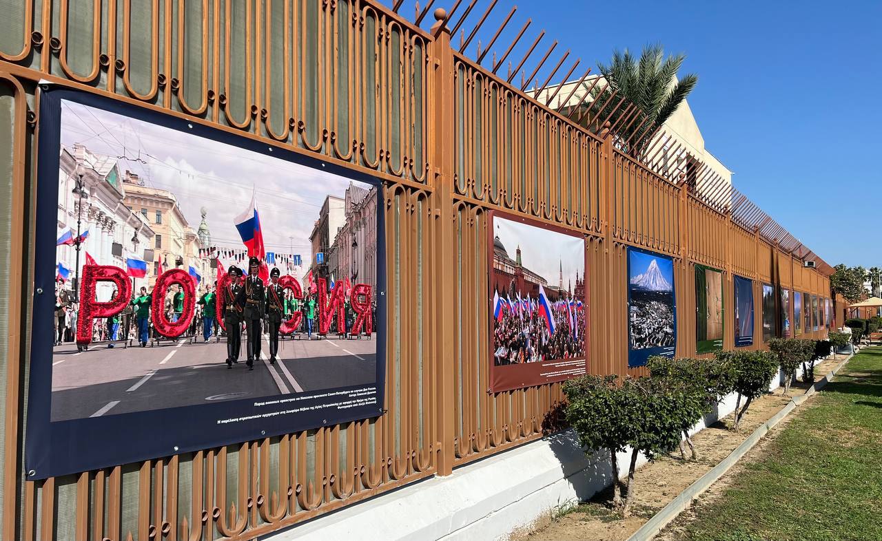 В Посольстве России на Кипре открыта фотоэкспозиция, приуроченная к празднованию Дня народного единства и приглашающая окунуться в атмосферу красоты и неповторимого очарования нашей страны.   На выставке представлены вдохновляющие кадры, запечатлевшие удивительные пейзажи России, ее уникальные природные и историко-архитектурные памятники, достижения высокой науки и техники.  Искренняя любовь к Родине — особое, неподвластное политической конъюнктуре или внешним веяниям чувство, которое всегда объединяло и будет объединять многомиллионный народ многонациональной России!      #ДеньНародногоЕдинства