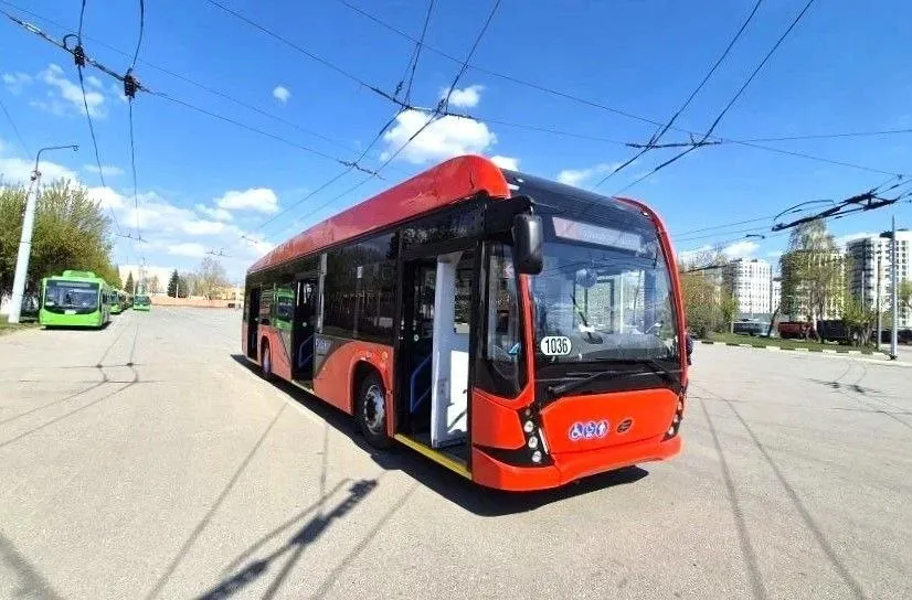В Казани месяц будут тестировать новый троллейбус Авангард с автономным ходом Уже завтра он выйдет на маршруты 1 3 5 и 8 В салоне есть USB разъемы для зарядки гаджетов видеомониторы и до 30 сидений Выглядит он вот так   entermedia io news v kazani protestiruyut trollejbus avangard s avtonomnym hodom Telegram Макс