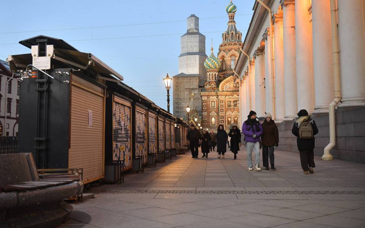 В Санкт-Петербурге закрывают сувенирные ларьки у Спаса на Крови.  Центр повышения эффективности использования государственного имущества сообщает, что ларьки стоят на этом месте незаконно. Владельцы должны освободить место завтра.