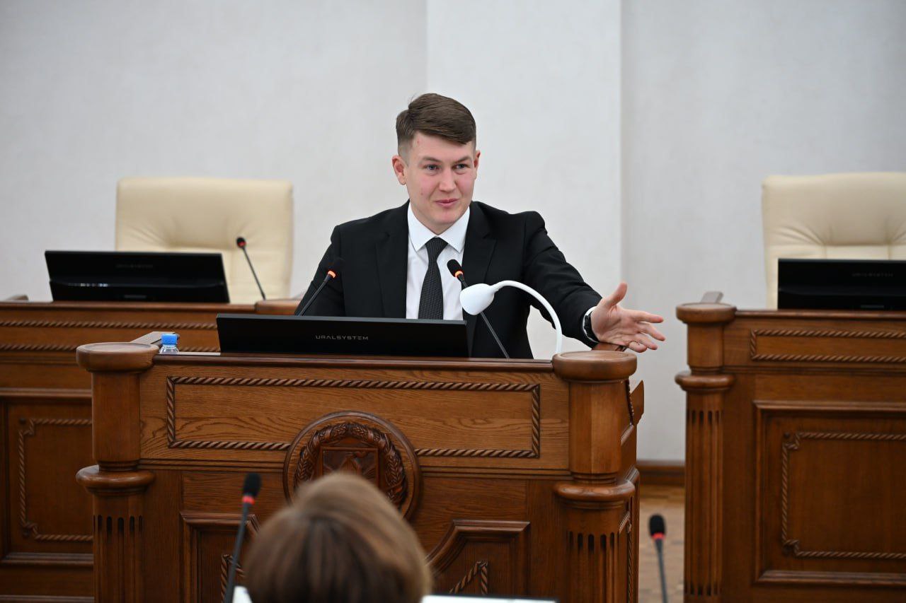 Приступаем к следующему этапу обновления системы МСУ В этом году приступили к серьезной работе над совершенствованием законодательства по местному самоуправлению Завершили первый блок работы определились со способом избрания глав городов и районов Впереди еще два важных вопроса Первое это определение оптимальной системы управления Сейчас в крае действует смешанная система сохраняется районный и поселенческий уровень в части территорий образованы единые муниципальные округа Однако для завершения работы над обновлением регионального законодательства нам нужно будет закрепить в законе соответствующую модель Ранее муниципалитеты уже высказывали свое мнение по этому поводу В сентябре в рамках деятельности рабочей группы по вопросам МСУ мы проводили опрос среди представительных органов власти и глав муниципальных образований Из 69 муниципалитетов за одноуровневую систему организации высказались 44 за смешанную 25 территорий Аналогичная позиция у глав 50 высказались за одноуровневую систему 19 за смешанную Однако несмотря на то что большинство за переход на одноуровневую систему нам важна позиция каждой территории по их дальнейшей организации работы Как и говорил раньше выбор модели управления это дело территорий Именно на него мы будем опираться при разработке законопроекта в котором будет определена оптимальная модель для каждого муниципалитета Сегодня на заседании Совета Алтайского Заксобрания по взаимодействию предложил представительным органам сформировать позицию по каждому муниципалитету Это важно сделать для работы по главному вопросу распределению полномочий по обеспечению жизнедеятельности населения между уровнями власти Работа предстоит большая важно подойти к ней серьезно и ответственно Но также важно чтобы эта внутренняя перезагрузка системы управления не доставляла неудобств нашим жителям а напротив работала на улучшение качества жизни на территориях