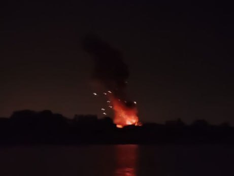 Подписчик прислал фото удара по Запорожью.  Областная военно-гражданская администрация сообщила о пожаре на одном из предприятий.   Наш канал  Наш чат