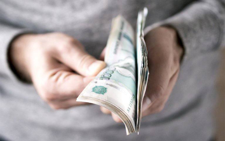 Банки все чаще предлагают комбо-вклады со ставками до 30%. Как это работает и реальны ли обещанные проценты Больше половины крупнейших банков стали предлагать комбинированные вклады со ставками до 24-30%. Доступны они клиентам, заключившим договор долгосрочных сбережений. На фоне снижения ключевой ставки такие предложения смотрятся привлекательно, но эксперты предупреждают: обещанные высокие проценты распространяются на ограниченную сумму и, как правило, только на первые два-три месяца. Появившаяся в январе 2024 года программа долгосрочных сбережений ПДС стимулировала банки предлагать клиентам за участие в ней повышенные ставки по вкладам. Как рассказали "Российской газете" в финансовом маркетплейсе "Финуслуги", такие комбо-депозиты стали появляться чаще. В начале июля они действовали в семи из десяти крупнейших банков по портфелю розничных депозитов. Подробности:
