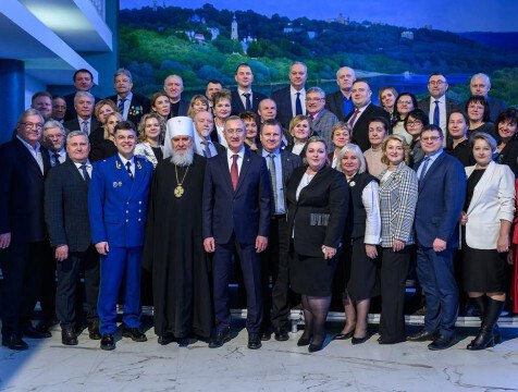 Медработникам Калужской области вручили региональные награды  Гала-концерт "От сердца к сердцу" прошёл 13 февраля в Калужской областной филармонии. Почётными гостями мероприятия стали врачи и медсёстры. Лучшим из них губернатор вручил региональные. А учащихся и педагогов Калужского базового медицинского колледжа Владислав Шапша поздравил с присвоением имени Святого Луки Крымского.