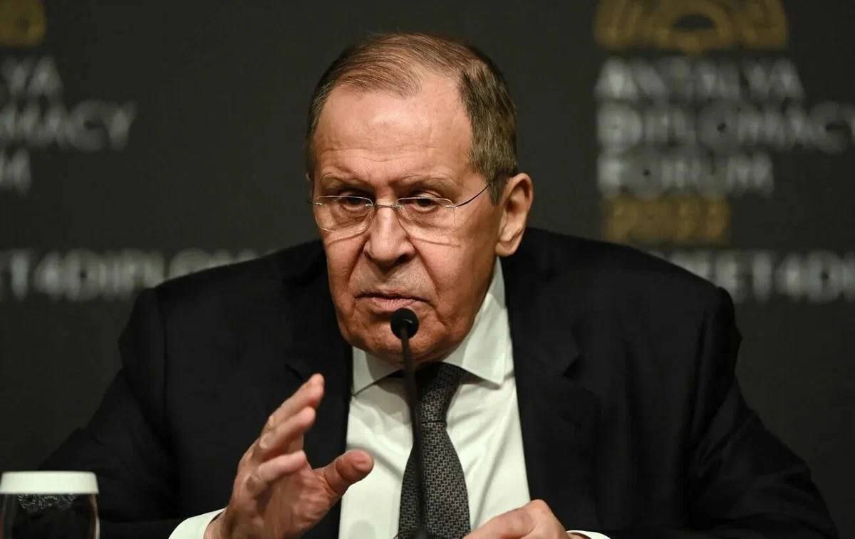 Министр иностранных дел России Сергей Лавров заявил, что новый торговый альянс между США и Евросоюзом может ускорить процесс деиндустриализации европейских стран. По его мнению, подобные инициативы негативно скажутся на экономическом суверенитете ЕС.