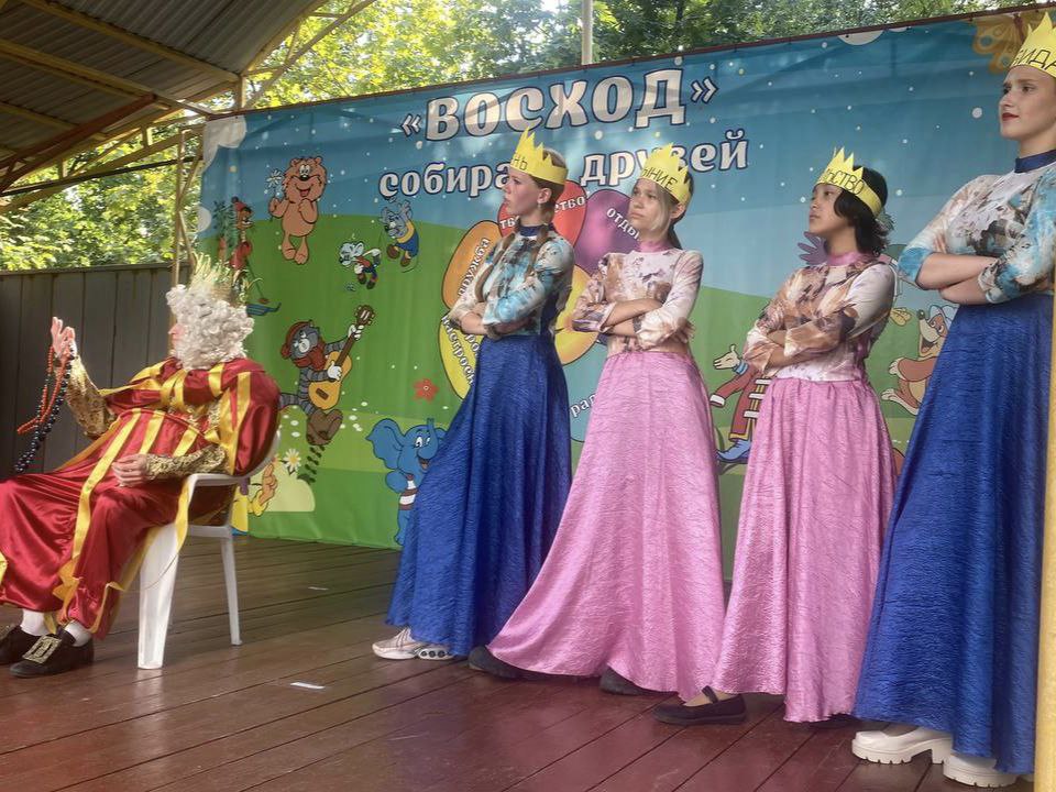 В прошедшие выходные в лагере «Восход» состоялось закрытие 3 смены   На концерт закрытия к ребятам приехали самые долгожданные зрители – родители. Ребята показали свои лучшие танцевальные номера, исполнили песни, театральные постановки и юмористические миниатюры. Активное участие в организации концерта, приняли вожатые, которые также подготовили несколько номеров.   Яркая и теплая атмосфера останется в сердцах ребят. Пусть ленточки, завязанные на воротах напомнят о самых веселых приключениях этой смены.