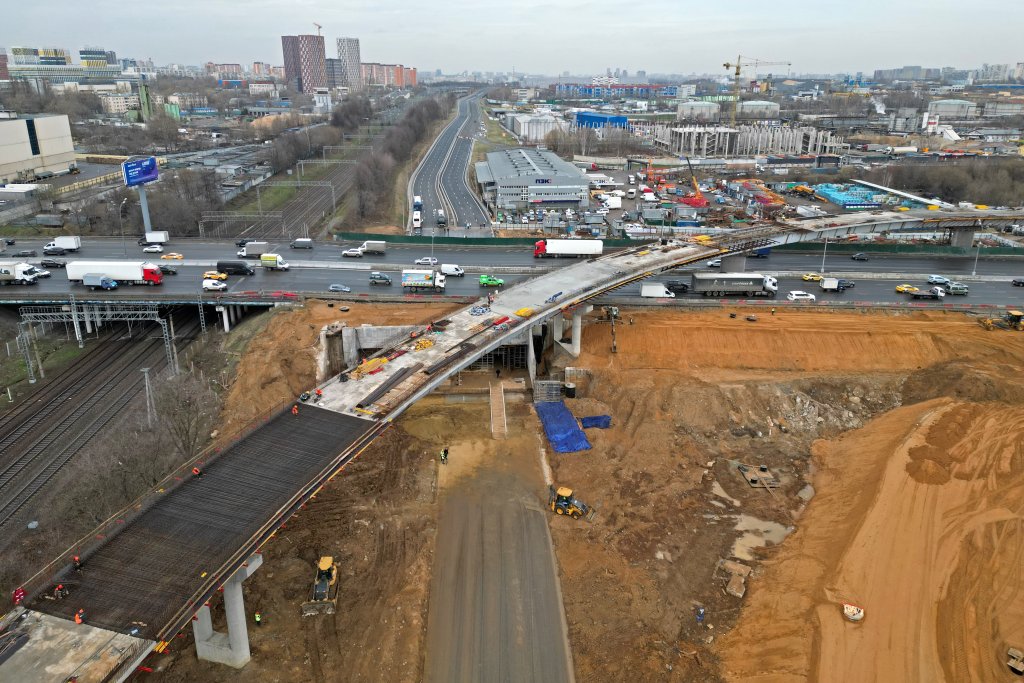 В Москве действует 175 разрешений на строительство дорог и дорожных сооружений  «По поручению мэра Москвы продолжается формирование транспортного каркаса столицы. За последние годы был запущен самый протяженный в России Московский скоростной диаметр  МСД , введены новые эстакады и развязки, пешеходные переходы и районные проезды. При этом дорожное развитие не прекращается», – рассказал глава Мосгосстройнадзора Антон Слободчиков.  Оформленные документы позволяют построить в том числе:    98 дорожных участков   27 многоуровневых развязок   17 внеуличных пешеходных переходов   15 путепроводов   по 7 мостов и районных проездов  «Наиболее масштабными проектами перспективного дорожного строительства являются развязка на пересечении Варшавского шоссе с МСД, пешеходный мост через Нагатинский затон, а также съезды с МСД на МКАД и обратно на юго-востоке города», – отметил Антон Слободчиков.