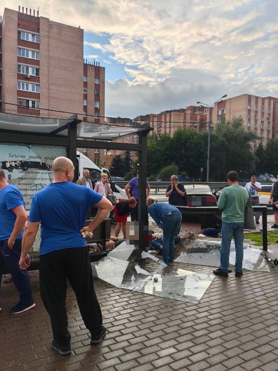 В Долгопрудном автомобиль врезался в остановку с людьми возле местного ТЦ на Лихачевском проспекте  Два пешехода пострадали. Их увезли в больницу    Подписаться   Прислать новость