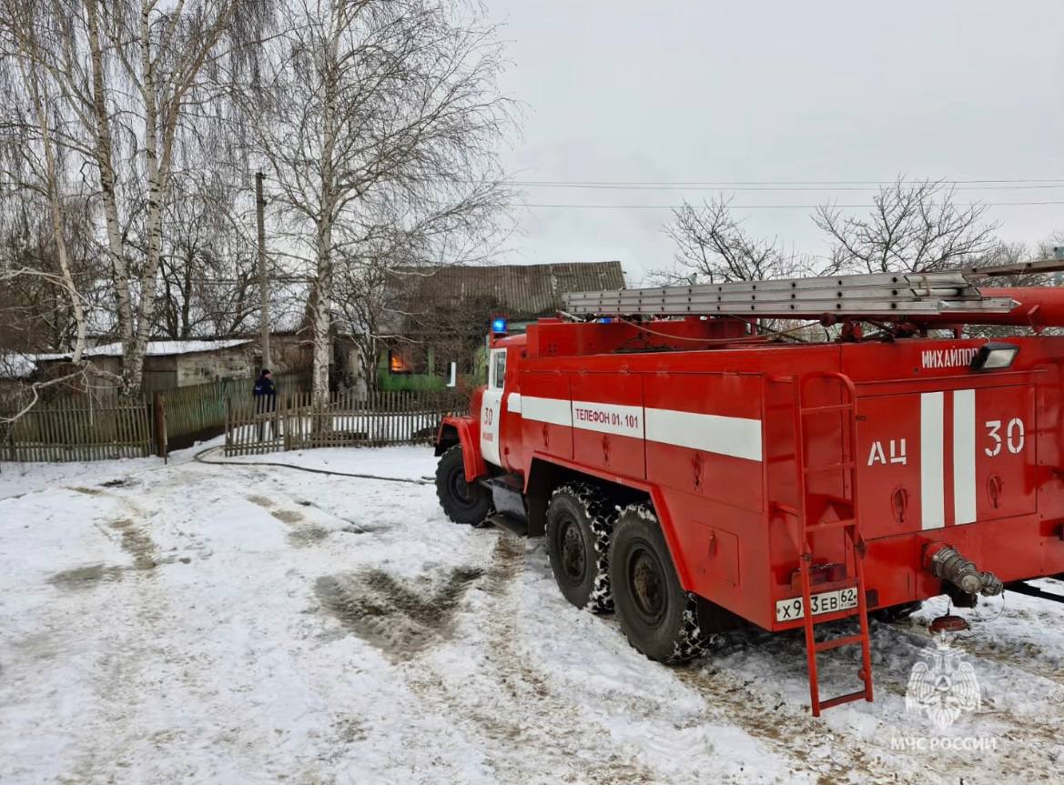 #СводкаМЧС   За сутки пожарно-спасательными подразделениями Рязанской области ликвидировано 4 пожара, пострадал 1 человек   ‍  3 загорания мусора в городе Рязани.   ‍  1 техногенный пожар в селе Виленка Михайловского района. 11 декабря поступило сообщение о загорании в жилом частном доме. 4 единицы техники и 9 человек потушили пламя на площади 72 квадратных метра. На пожаре пострадал мужчина 1946 года рождения, госпитализирован.   Предварительно, пожар возник из-за электротехнической причины.    МЧС России напоминает: - следи за исправностью проводки; - не оставляй без присмотра работающие электроприборы; - установи в своем жилье пожарный извещатель; - храни под рукой огнетушитель.