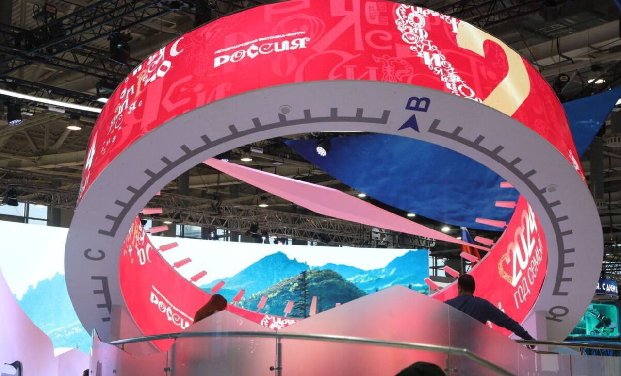 Пара из Северной Осетии вступит в брак на II Всероссийском свадебном фестивале «Россия. Соединяя сердца». Масштабной событие будет проходить с 8 по 10 июля в Национальном центре «Россия». На площадке в эти дни будет заключен брак более 200 пар из разных регионов страны, сообщает пресс-служба главы и правительства республики. Будущие молодожены из Владикавказа – Хетаг Гозоев, младший сержант МЧС, награжден медалью В.В. Путина за бескорыстный вклад в организацию взаимопомощи акции «Мы вместе», и Анастасия Дейнека – выпускница Северо-Осетинского медицинского колледжа, аттестованный спасатель, активный участник волонтерской группы в помощи фронту, помогает в военном госпитале. Будущие супруги познакомились в 2020 году в организации «Всероссийский студенческий корпус спасателей». Спустя пять лет Хетаг сделал Анастасии предложение. Вести Алания Владикавказ