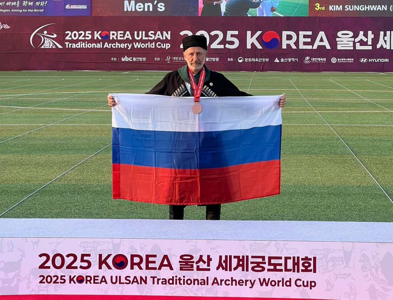 Дагестанский лучник стал победителем Кубка мира Магомедариф Мирзаев завоевал золото на Кубке мира по стрельбе из традиционных луков который прошёл в южнокорейском городе Ульсан сообщается в телеграм канале Минспорта Дагестана Спортсмен из Дагестана показал лучший результат в личном мужском зачёте в дисциплине Корейская мишень 145 м где ранее традиционно лидировали представители Южной Кореи Также отмечается что в общекомандном зачёте сборная России под руководством дагестанского специалиста Джамала Махтибекова заняла третье место среди 82 команд Подпишись это Кавказ Сегодня