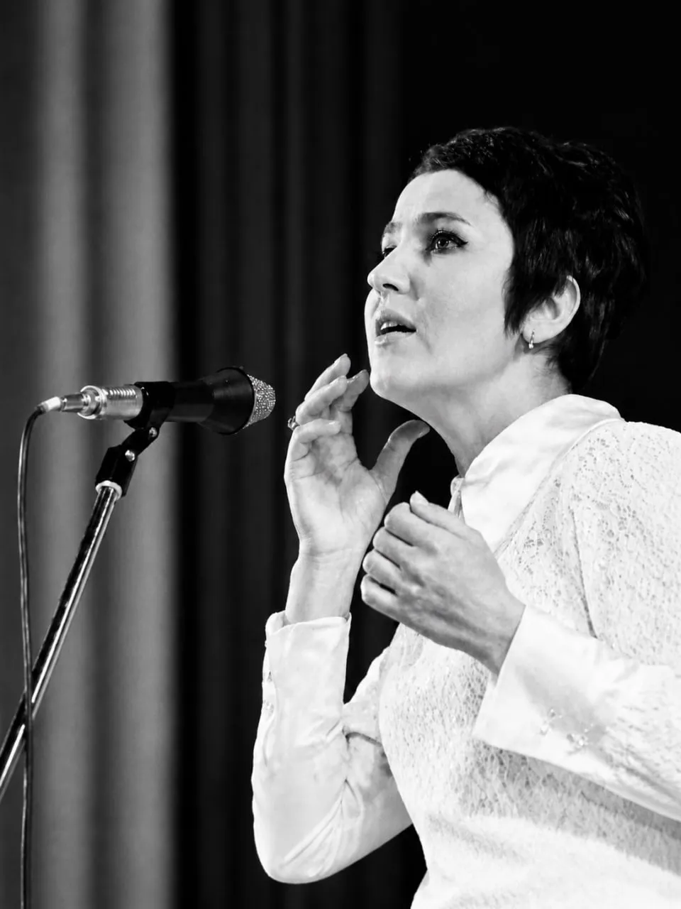 Умерла заслуженная артистка России Галина Ненашева Певице было 85 лет О смерти сообщил телеведущий Андрей Малахов Сегодня пришла печальная весть не стало легендарной певицы Галины Ненашевой Заслуженная артистка России лауреат Песни года и международных конкурсов она оставила яркий след в истории отечественной эстрады и в сердцах миллионов слушателей написал он в своём Telegram канале Её голос знала вся страна она исполняла лирические и народные песни много выступала на радио и телевидении В её репертуаре Белая черёмуха Ромашки Наши мамы и другие хиты которые стали классикой советской эстрады Новости в MAX Создай портрет Наследники Победы