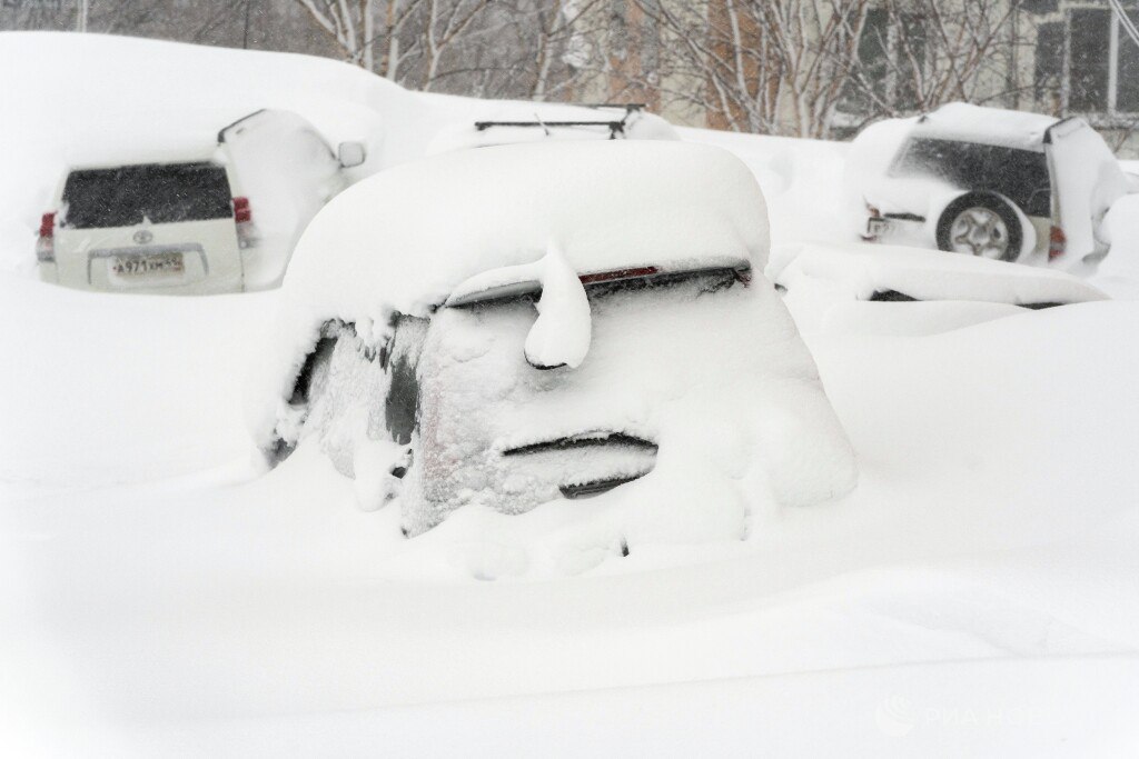 Что будет если не чистить машину от снега рассказали автоэксперты Вес снега может негативно сказаться на состоянии кузова автомобиля особенно если снег мокрый и тяжелый Под воздействием влаги ускоряется коррозия а наледь может повредить лакокрасочное покрытие Подписаться на РИА Новости