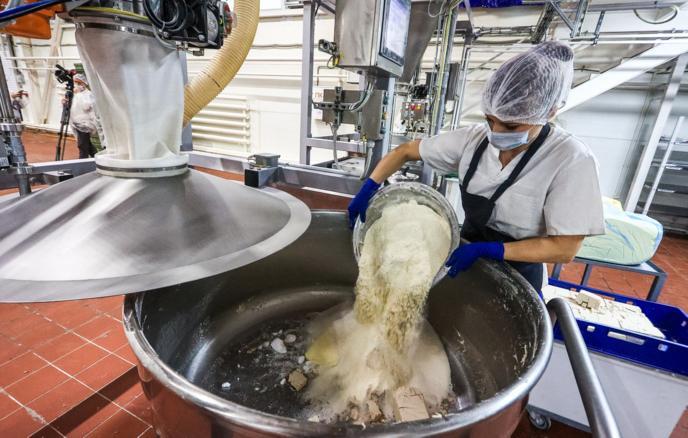 Россия планирует к 2030 году как минимум в два раза сократить импортозависимость по критически важным биотехнологическим компонентам таким как ферменты закваски ряд видов белковой продукции Об этом в интервью ТАСС сообщил глава Минпромторга РФ Антон Алиханов Кроме того стратегия развития отрасли биоэкономики предполагает формирование новых рынков в том числе синтетическая биология промышленная микробиология биополимеры биотопливо и продукты питания нового поколения отметил Алиханов Также стоит задача вывести Россию в число ведущих мировых поставщиков продукции глубокой переработки с высокой добавленной стоимостью расширив несырьевой экспорт и создав новые высокотехнологичные рабочие места заключил глава Минпромторга Формированию биоэкономики в России и применению биотехнологий в отраслях экономики будет посвящен Форум будущих технологий который пройдет 26 27 февраля в Москве Главная тема форума этого года Биоэкономика для человека новости минпромторга