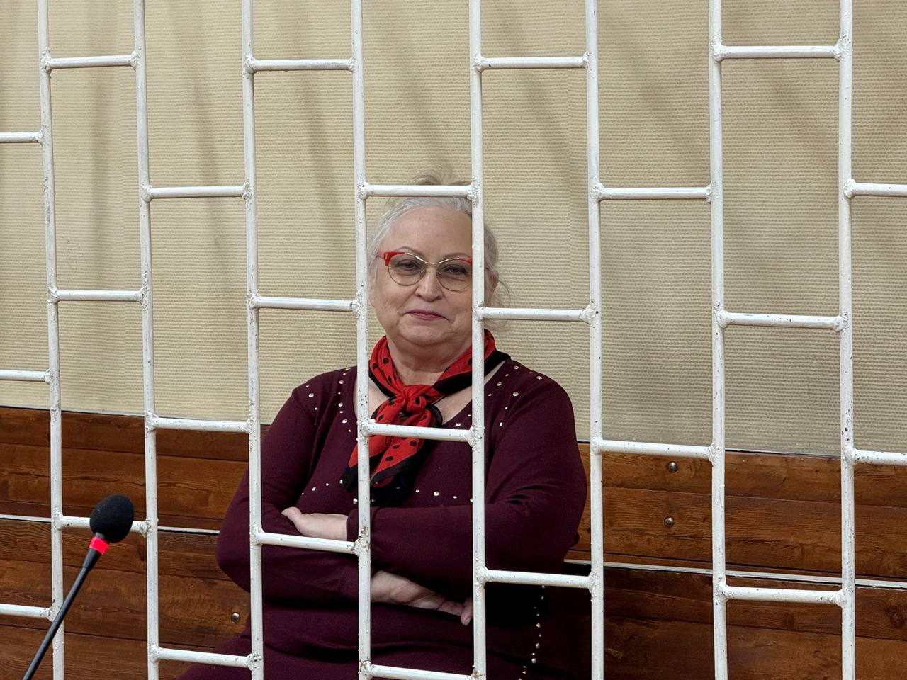 Суд приговорил пенсионерку к 15 годам колонии за организацию убийства подруги в Красноярском крае.  Женщина одолжила у своей приятельницы 200 тысяч рублей, но возвращать не захотела. Тогда пенсионерка наняла знакомого-"киллера". Ранее он занимал у "заказчицы" 600 тысяч рублей и согласился на убийство в уплату долга, сообщили в прокуратуре региона.   Мужчина познакомился с жертвой, помогал по хозяйству, ходил в гости. Первая попытка убийства провалилась: шприц со "смертельным лекарством" не сработал.   Во второй раз "киллер" напал на жертву и избил металлическим предметом по голове, та скончалась на месте. После этого мужчина ограбил жилье погибшей. Злоумышленники присвоили себе деньги, автомобиль, документы и прочее имущество на сумму более шести млн рублей.   Заказчица убийства подруги вину не признала. Исполнителя ранее приговорили к 13 годам лишения свободы.       Отправить новость