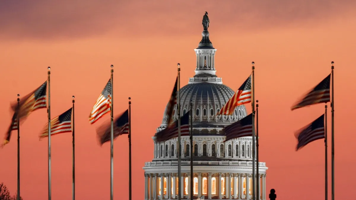 Сенат США в среду вновь заблокировал резолюцию демократов направленную на ограничение полномочий президента Дональда Трампа по применению военной силы против Ирана сообщает CBS News Против принятия резолюции проголосовали 50 сенаторов за 49 Республиканцы Рэнд Пол Сьюзан Коллинз и Лиза Мурковски поддержали демократов сенатор Джон Феттерман стал единственным демократом проголосовавшим против Документ подготовленный сенатором Джеффом Меркли требовал вывести ВС США из зоны боевых действий в Иране если такие действия не санкционированы Конгрессом С момента начала конфликта 28 февраля демократы уже шесть раз пытались продвинуть аналогичные резолюции Фото J David Ake Getty Images interfaxonline