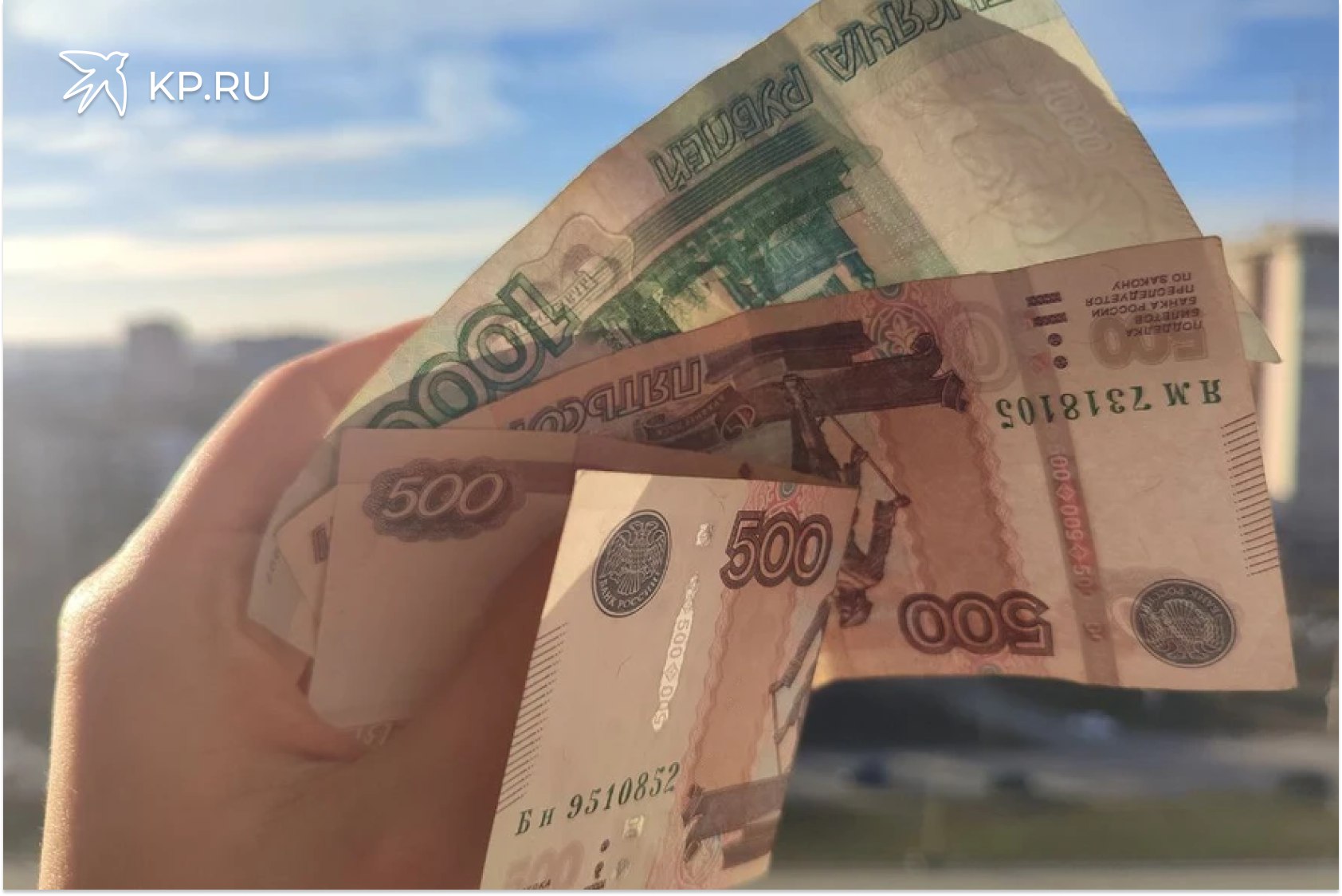 На 1 2 миллиарда рублей обманули воронежцев мошенники в 2025 году Жертвами телефонных и интернет аферистов за год стали более двух тысяч жителей столицы Черноземья Каждый третий потерпевший воронежец перевел киберпреступникам более 250 тысяч рублей С начала 2025 года более двух тысяч жителей Воронежа доверившись телефонным и интернет аферистам пополнили кошельки мошенников на колоссальную сумму 1 2 миллиарда рублей Жертвами злоумышленников стали более двух тысяч горожан По статистике каждый третий потерпевший перевел киберпреступникам более 250 тысяч рублей Данные цифры привел начальник отдела уголовного розыска УМВД России по Воронежу Андрей Мещеряков на брифинге в Доме журналистов 23 декабря По словам эксперта схемы обмана постоянно эволюционируют Мошенники мастерски подстраиваются под актуальную повестку из за чего распознать ловушку становится все труднее Однако основные принципы защиты остаются прежними Полиция в очередной раз напоминает что настоящие сотрудники МВД или ФСБ никогда не вовлекают граждан в секретные мероприятия по спасению их же денег А также полицейский просит не передавать коды из СМС пароли и данные карт посторонним кем бы они ни представились Один из лучших способов защиты по его словам не вступать в диалог с подозрительными абонентами