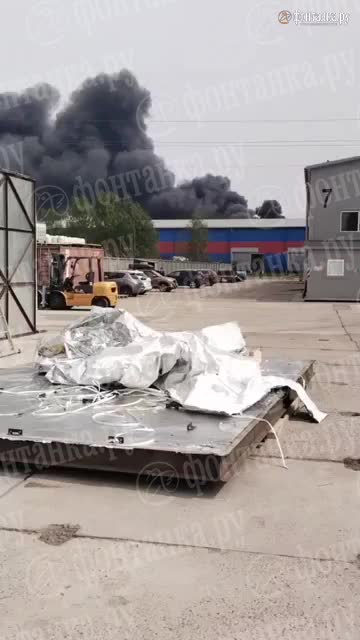 Пожар на заводе «Пигмент» в Янино-1 вызывает опасения из-за дыма
