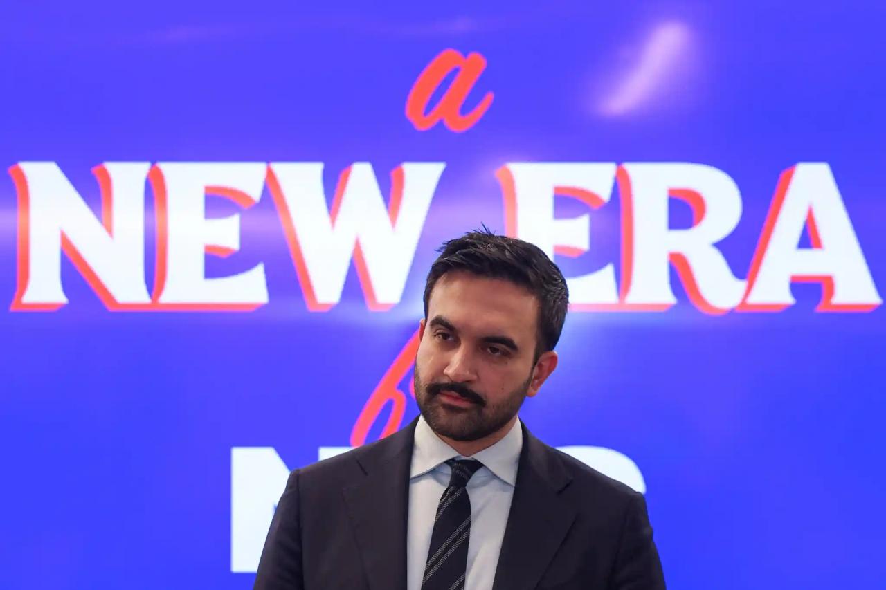 Зохран Мамдани примет присягу мэра Нью Йорка в полночь 1 января на старой станции метро City Hall Зохран Мамдани примет присягу ровно в полночь 1 января 2026 года на старой закрытой станции метро которая находится прямо под зданием мэрии пишет amNewYork Присягу засвидетельсвтует генпрокурор штата Нью Йорк Летиция Джеймс Событие будет закрытым на церемонию смогут попасть только семья Мамдани и несколько журналистов Как именно новый мэр попадет на станцию через вход со стороны парковки у мэрии или на специальном поезде не сообщают 2 января Мамдани примет присягу еще раз публично на ступенях мэрии На эту церемонию пригласили 4 тыс гостей Перед этим рядом перекроют несколько улиц и устроят уличный праздник Команда Мамдани ожидает десятки тыс человек Станция City Hall открылась в 1904 году как конечная остановка IRT Станцию оформили мозаиками латунными люстрами и потолком с арками и световыми люками Подписывайтесь Телеграм ЧЕРЕДОВ Нью Йорк Youtube канал БЮРО