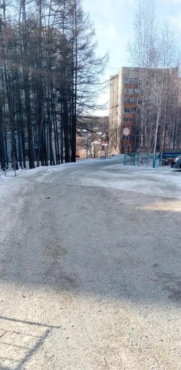 Подъезд к детскому саду в Тынде заливало сточными водами  В Тынде 24 февраля произошла коммунальная авария. Она случилась в нежилом помещении по улице Школьной  бывший магазин «Флагман» . Видео аварии в социальных сетях опубликовали жители города. Оказалось, что между жилыми домами произошел засор канализационного колодца и порыв трубопровода в гараже бывшего магазина. В результате сточные воды начали заливать прилегающую территорию и подъезд к детскому саду «Белоснежка».  После того как жители обратились в городскую администрацию, специалисты АО «КСБ» оперативно прибыли на место и приступили к устранению аварии и прочистке колодца. Причиной засора стало то, что горожане не соблюдали правила эксплуатации системы водоотведения. Канализационный колодец был забит использованными влажными салфетками и другими предметами личной гигиены. Засор устранили. На следующий день сотрудники предприятия «Чистый город» произвели подсыпку образовавшейся в результате аварии наледи.  Администрация города просит тындинцев не бросать в систему водоотведения бытовой и строительный мусор, тряпки, подгузники, наполнители для домашних животных, пищевые отходы и другие предметы. Канализация - это не мусоропровод. От ее правильной эксплуатации зависит безаварийная работа всей системы водоотведения.  С начала текущего года в ЕДДС поступило 88 заявок, 16 из которых касались неправильной работы канализационной системы.  «В случае возникновения аварийной ситуации важно своевременно обратиться за помощью в соответствующие службы, специалисты которых в кратчайшие сроки решат проблему. На территории города в круглосуточном режиме работает единая дежурно-диспетчерская служба: 42-1-26», - сообщает администрация города Тынды.    ТЕЛЕПОРТ.РФ – здесь все об Амурской области  Написать нам