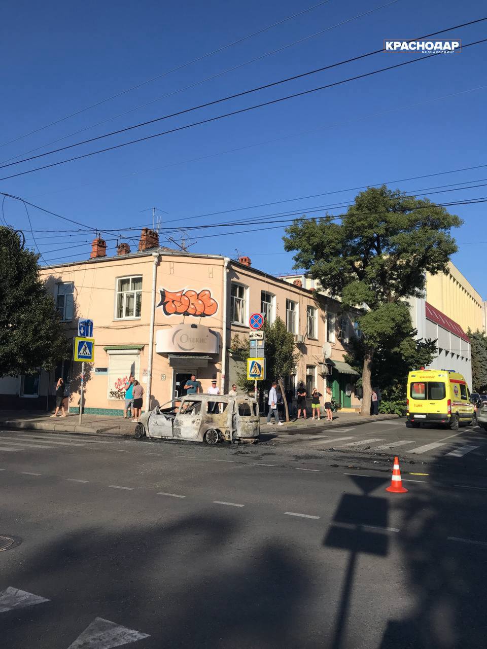 Легковушка сгорела в центре Краснодара после ДТП с троллейбусом ЧП произошло на перекрёстке Октябрьской и Орджоникидзе. После столкновения с троллейбусом №8 легковушка отлетела и вспыхнула. Сообщение о пожаре поступило спасателям в 16:51. Через 8 минут пламя было потушено. К тушению пожара задействовано от МЧС России 4 человека личного состава, 1 единица техники. Сообщается о пострадавших, им сейчас помогают медики, рассказали в дептрансе города. Пострадавших в троллейбусе нет. На месте работает полиция, машина скорой помощи уже уехала. В настоящее время движение по Октябрьской восстановлено. Причины происшествия выясняются. UPD: Водитель легковушки скончался до приезда медиков. #происшествия #вгороде Телеканал «Краснодар» написать