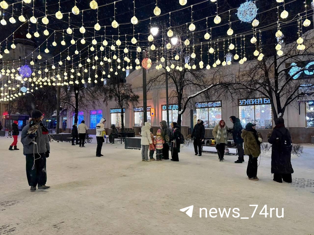 Челябинцы возмутились засилью уличных фотографов с совами на Кировке Зазывал которые предлагают сделать фото с совами в новогодние праздники стало еще больше Читатель рассказал что желающих отлавливают подростки Наняли каких то школьников масштабировались теперь вместо двух птичек целая стая Кто то постарше между ними ходит присматривает говорит челябинец Ответ мэрии В администрации рассказали что Кировку патрулируют полицейские и сотрудники частной охраны им можно пожаловаться на нарушителей регламента главной пешеходной улицы города Также там добавили что на Кировке запрещено оказывать услуги по фотографированию с животными а сотрудники ЧОПа пресекают такую деятельность При этом в другом месте фотографы могут работать дальше проверки показали что у людей с птицами есть ветеринарные паспорта на них а также оформлены документы на предпринимательскую деятельность 74 ru Подписаться Прислать новость novosti chelyab bot