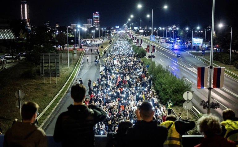 На 1 ноября в Сербии запланированы масштабные уличные акции в связи с годовщиной трагедии в городе Нови Сад где в результате обрушения навеса на железнодорожном вокзале погибли 16 человек Бетонная конструкция рухнула всего через четыре месяца после завершения реконструкции вокзала которая согласно официальным данным обошлась в 16 млн В середине сентября Служба внешней разведки России сообщила что Евросоюз готовит майдан в Сербии Брюссель готовится использовать первую годовщину трагических событий в Нови Саде 1 ноября 2025 года как триггер для новых уличных беспорядков и качнуть ситуацию в свою пользу следует из доклада СВР Сербский президент Александр Вучич выразил благодарность за оповещение Подробнее в материале РБК Фото Marko Djurica Reuters Самые важные новости в телеграм канале РБК