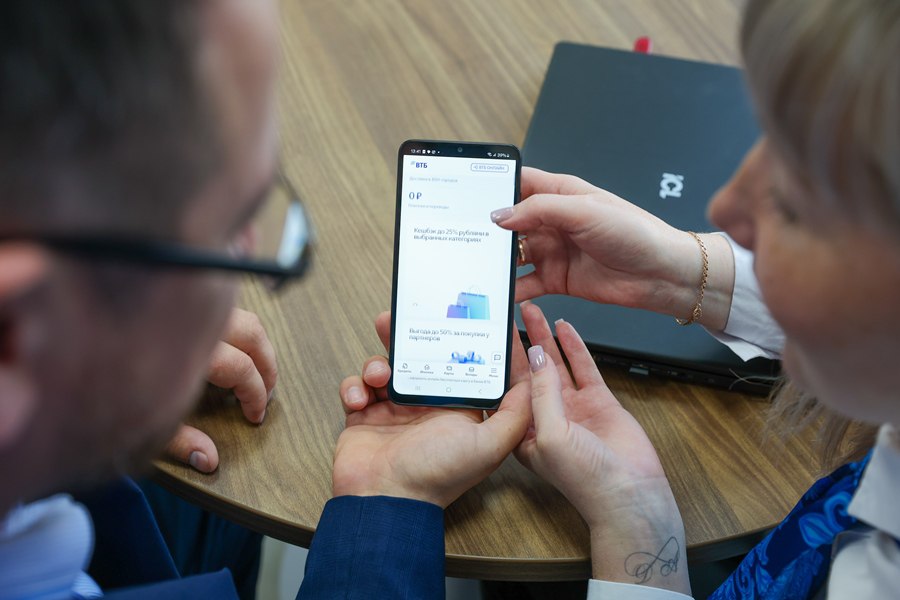 ВТБ запустил видеоконсультации на русском жестовом языке ВТБ запустил сервис видеозвонков на русском жестовом языке который позволяет людям с нарушением слуха получать онлайн консультации по банковским продуктам и услугам В рамках пилотного проекта видеоконсультации проводятся в рабочее время с 9 00 до 17 00 по московскому времени длительность одной консультации до одного часа С клиентами общаются сотрудники ВТБ для которых русский жестовый язык важная часть жизни они с детства ежедневно разговаривают на нем с родными Это делает процесс видеоконсультации максимально понятным и комфортным для всех участников Воспользоваться видеозвонком могут все люди с нарушением слуха вне зависимости от того являются ли они клиентами ВТБ   kuzzbas ru news finance 77323 html