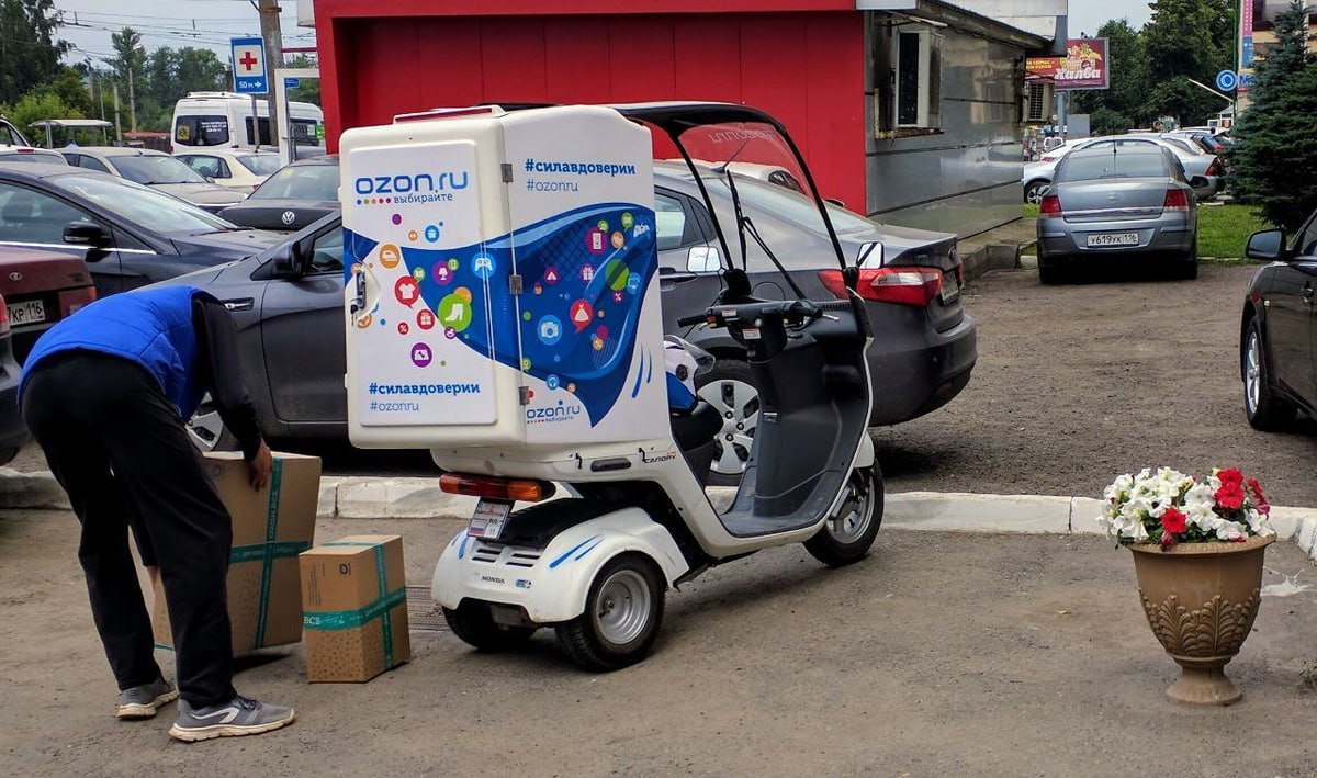 Ozon запустили доставку по клику курьером в регионах работы Ozon fresh Еще в августе мы заметили что Ozon начал тестировать доставку товаров по клику курьером из ПВЗ Тогда сервис работал только в районе Чертаново Сегодня стало известно что маркетплейс ударным темпом расширил новую опцию на все регионы Уже более 75 дарксторов подключены Если в заказе будут товары из Ozon fresh то доставка будет бесплатной В остальных случаях она будет стоить 149 руб P S на фото архивный кадр как выглядела доставка Ozon в далёком 2017 году клуб партнёров