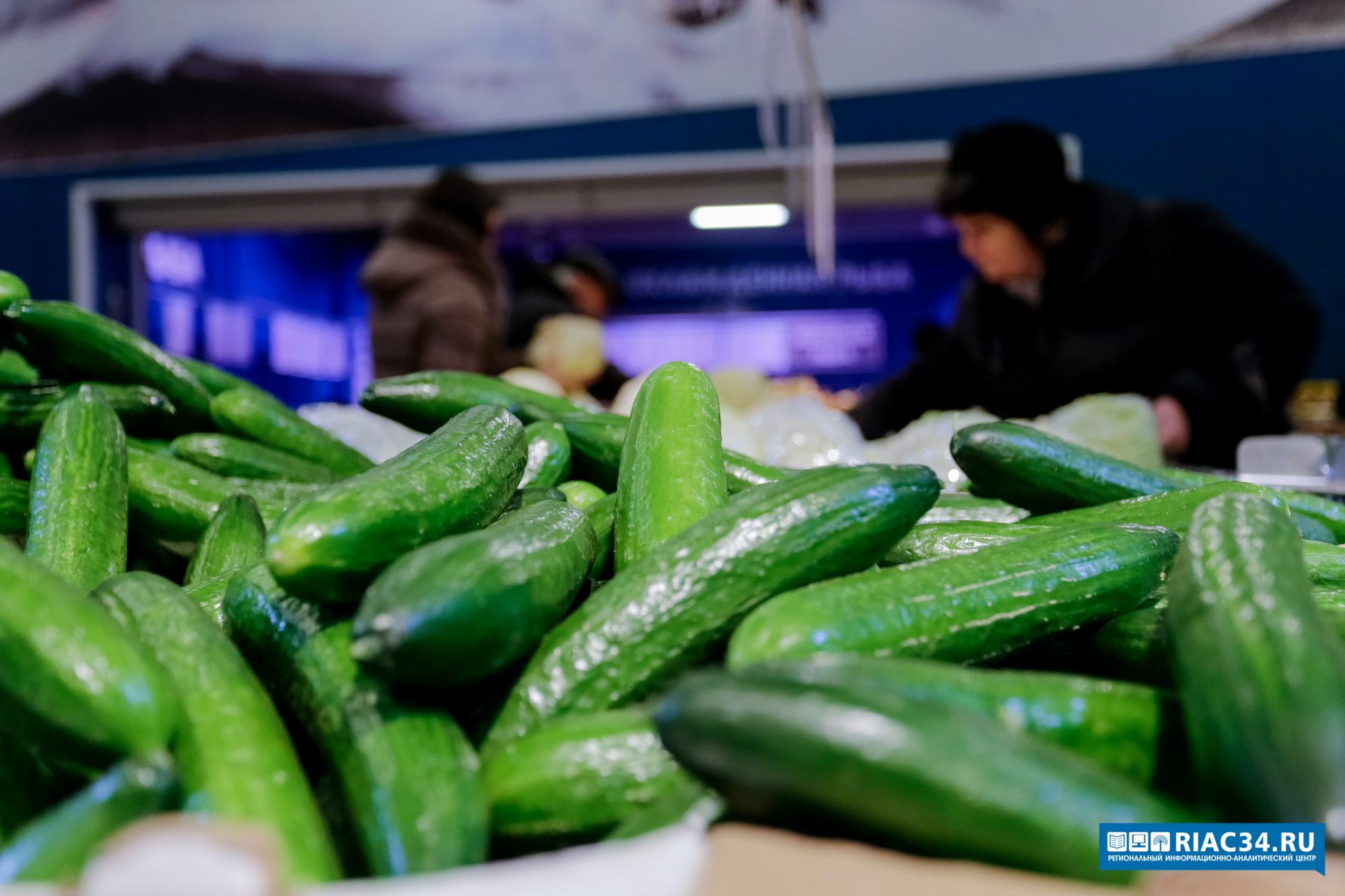 В регионе снова изменились цены на продукты Выросли цены на ультрапастеризованное молоко на 1 6 варёную колбасу пшеничную муку на 1 2 куриные яйца и ржаной хлеб на 0 7 сметану на 0 6 сливочное масло на 0 5 творог на 0 4 поваренную соль на 0 3 макаронные изделия на 0 2 Среди плодоовощной продукции рост цен был зафиксирован на огурцы на 7 5 картофель на 4 7 бананы на 3 9 яблоки на 2 4 помидоры на 1 7 морковь на 1 4 Также увеличилась стоимость обеда в столовой кафе и закусочной на 0 1 На некоторые товары цены снизились на овощные консервы для детского питания на 3 7 вермишель на 3 2 сосиски и сардельки на 1 8 полукопчёную и варено копчёную колбасу на 1 3 печенье на 1 2 фруктово ягодные консервы для детского питания куры на 0 9 чёрный чай на 0 7 белокочанную капусту на 0 7 Также снизились цены на свинину и говядину на 0 3 на крупы шлифованный рис на 0 9 гречневую крупу на 0 7 пшено на 0 4