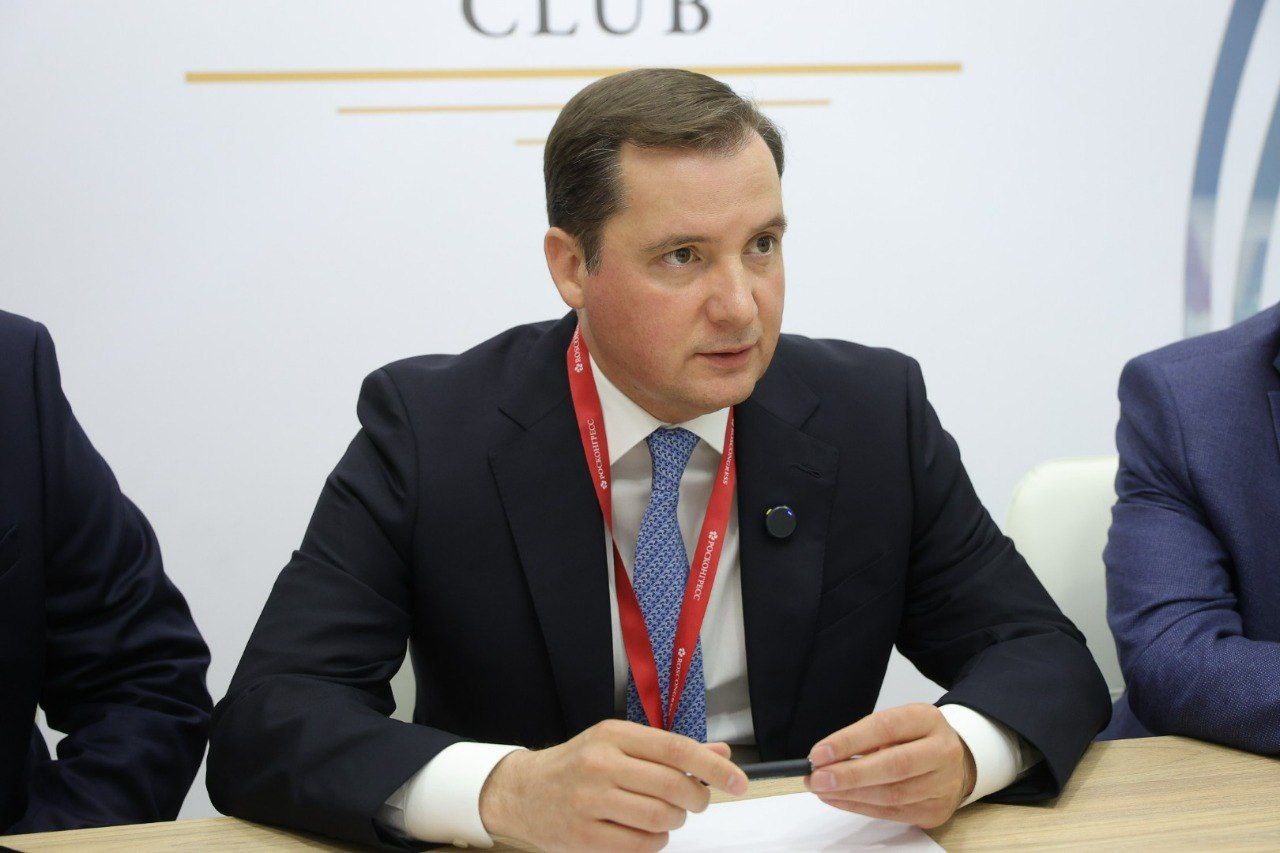 На полях ПМЭФ провёл рабочую встречу с председателем правления металлургического холдинга «Новосталь-М» Иваном Демченко. Как председатель комиссии Госсовета РФ по направлению «Международная кооперация и экспорт», поддержал инициативу коллег из «Новосталь-М» о необходимости рассмотрения проблем экспорта металлопродукции. Планируем на одном из ближайших заседаний комиссии пригласить к открытому диалогу представителей отрасли и выработать системные решения. Компания заинтересована в использовании мощностей порта Архангельск для отправки экспортных грузов— мы только за . Это крупнейший российский экспортёр сортовой стали, поставляющий продукцию в 100 стран мира, включая Азию, Ближний Восток и Латинскую Америку. Предложил коллегам рассмотреть участие в контейнерной линии, которую мы развиваем совместно с китайской NewNew Shipping Line. Пригласил руководство холдинга на III Форум «Арктика — Регионы» в Архангельске 31 июля – 1 августа. Среди главных тем — международное сотрудничество в рамках Севморпути.