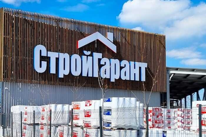 Облавы на «Стройгарант»: кто и почему охотится за подрядчиком в Керчи В Керчи начались масштабные обыски у подрядчика «Стройгарант», который недавно получил почти 122 миллиона рублей на ремонт и благоустройство города. Фирма, выполняющая работы на пяти крупных объектах, включая популярный пляж «Черепашка» и Адмиралтейский проезд, теперь оказалась в центре внимания силовиков. Пока точные причины обысков не раскрыты, но все указывает на серьёзные проблемы с качеством выполненных работ и возможными нарушениями в расходовании бюджетных средств. Не исключено, что претензии силовых структур связаны с огромными финансовыми потоками, которые «Стройгарант» успел освоить на фоне весьма сомнительных контрактов. Стремительные темпы строительства, дешевые материалы и явное игнорирование качества — всё это вызывает вопросы о реальной стоимости и целесообразности таких трат. Вряд ли нам удастся увидеть все детали этого дела, но очевидно одно: бюджетные деньги ушли туда, где их точно не ждали. Источник: Тайны Кремля
