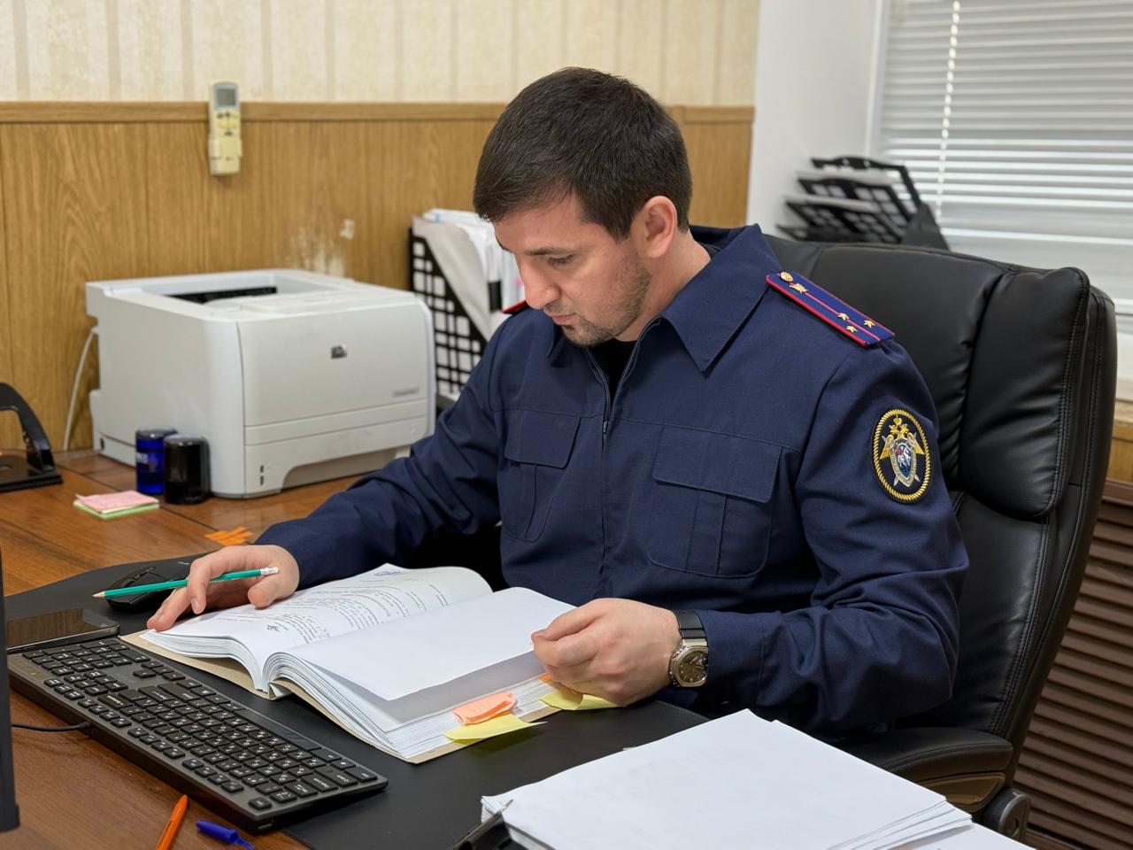 Местный житель подозревается в вымогательстве денежных средств у несовершеннолетней  Хасавюртовским межрайонным следственным отделом СУ СК России по Республике Дагестан возбуждено уголовное дело в отношении 20-летнего местного жителя, подозреваемого в совершении преступления, предусмотренного п. «б» ч. 3 ст. 163 УК РФ  вымогательство в целях получения имущества в особо крупном размере .   По версии следствия, в октябре 2024 года подозреваемый, в ходе телефонных разговоров с 16-летней жительницей Хасавюрта, высказывал последней требования о передаче ему денежных средств под угрозой распространения позорящих ее сведений.  В результате незаконных требований, девушка передала подозреваемому 1,5 млн рублей, которыми последний распорядился по своему усмотрению. Подозреваемый задержан, в отношении него избрана мера пресечения в виде заключения под стражу.   По делу проводится комплекс следственных действий, направленный на закрепление доказательственной базы.