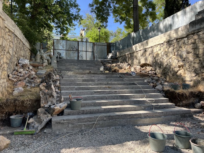 В Севастополе ремонтируют историческую лестницу у храма Петра и Павла Работы идут по проекту, одобренному архитектурным советом. «Подрядчик подошел ответственно: были демонтированы аварийные участки, восстанавливаются подпорные стены, используются исторические материалы. Если их не хватит — будем применять аналогичный гранит, максимально соответствующий по цвету и фактуре, как и оговаривалось на совете», — отметил и. о. заместителя губернатора Максим Жукалов. Сейчас готовность — 40%. К концу июля планируют завершить верхнюю часть с первой площадкой. Полностью лестницу длиной 160 м восстановят к осени 2025 года. Подпишись на «КП-Севастополь»