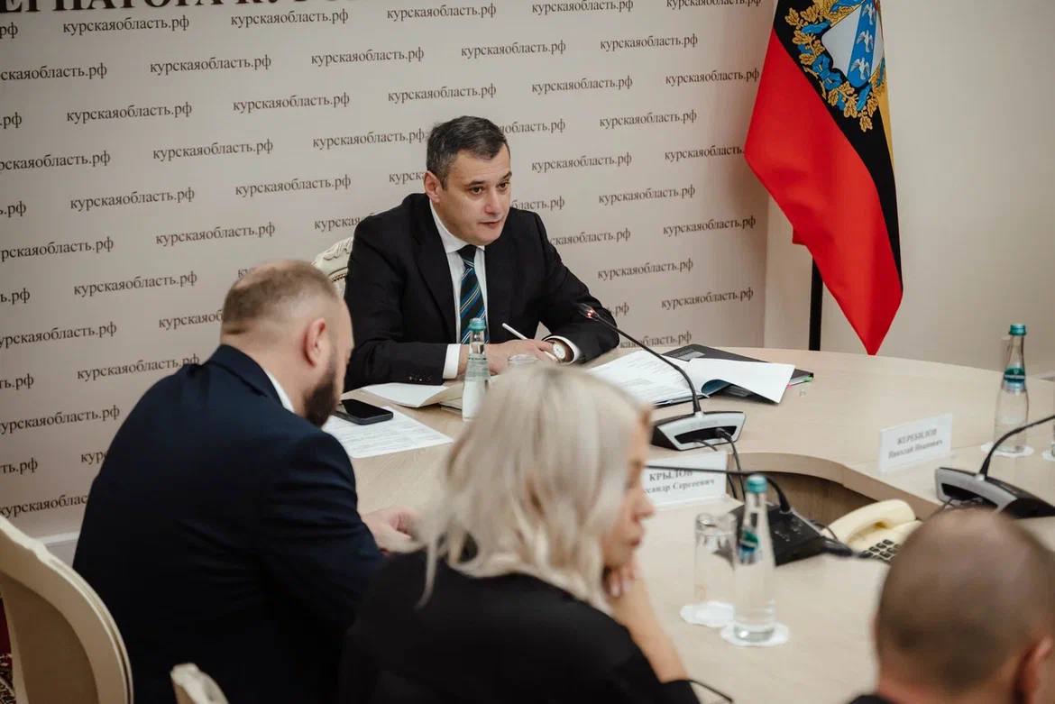 Александр Хинштейн напомнил директорам курских школ о недопустимости поборов с родителей Речь идет о сборах в фонды школ Ранее Александр Хинштейн получил жалобу на непрозрачную работу фонда в школе 57 До всех директоров прошу довести что никакие поборы с родителей недопустимы А чтобы искать дополнительное финансирование мы и создаем управляющие советы У родителей разные финансовые возможности это что за оброки сказал губернатор на оперативном совещании 5 ноября В управляющие советы должны войти талантливые и успешные выпускники структура сможет помогать в решении разных вопросов в том числе бюджетных Подпишись на Курск 1