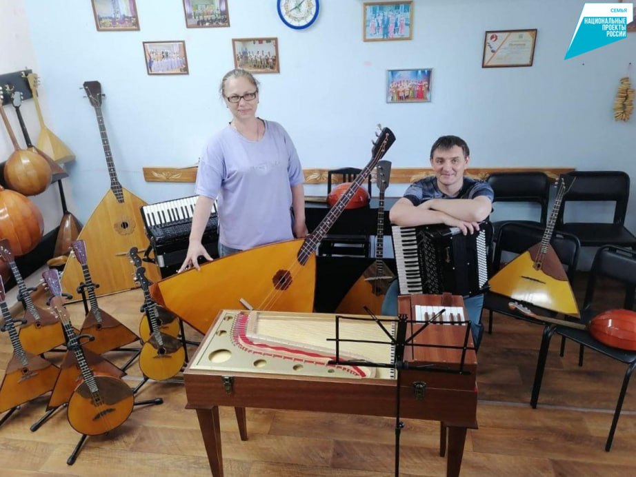 Новые домры, балалайки, контрабас и клавишные гусли получила музыкальная школа села Хурба На закупку инструментов направили более 2,4 млн рублей в рамках федерального проекта «Семейные ценности и инфраструктура культуры» нацпроекта «Семья», инициированного Президентом РФ. «Это прекрасный подарок музыкальной школе. Нацпроект открыл и для преподавателей, и для ребят новые возможности, перспективы профессионального и творческого роста», – отметила руководитель детской музыкальной школы Оксана Карелина. Уже в октябре юные музыканты планируют выступить с концертом на новых инструментах. Всего в 2025 году в Хабаровском крае по нацпроекту оснастят школы искусств в Амурском, Комсомольском и районе имени Лазо на сумму 12,32 млн рублей. #нацпроекты27
