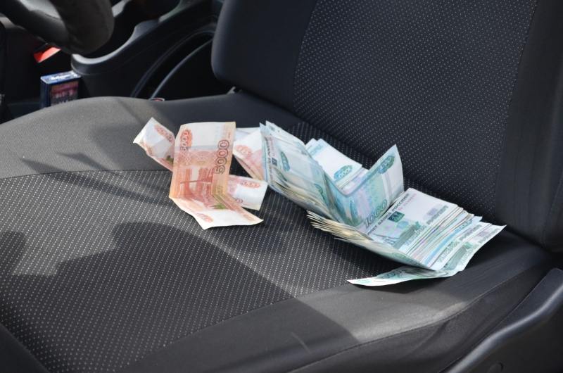 Житель Луги попался на взятке в 100 тысяч рублей — теперь сам стал фигурантом уголовного дела 49-летний мужчина положил деньги в бардачок служебной машины, надеясь избежать проверки, но оперативник отказался от «благодарности». Теперь взяткодателю грозит срок — суд решает вопрос об аресте Флэш Питер - подписаться