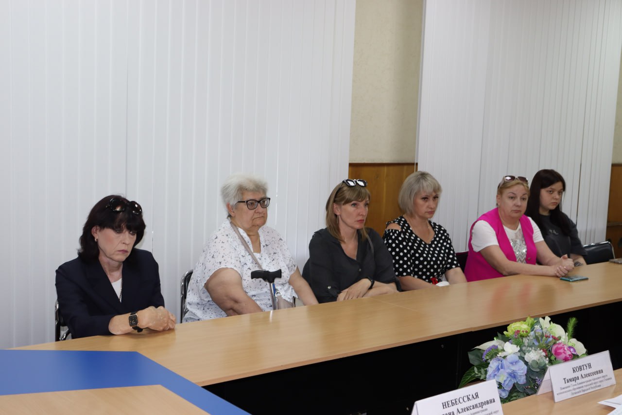 В Администрации Стаханова прошла традиционная встреча с семьями погибших участников СВО Мероприятие, направленное на оказание адресной поддержки и решение актуальных вопросов, провела первый заместитель главы Светлана Небесская. Участие приняли пять семей – вдовы и матери погибших героев. Также на мероприятии присутствовала социальный координатор местного отделения фонда «Защитники Отечества» Элла Бичия. В ходе доверительного разговора женщины поделились наболевшими проблемами. Основное внимание уделено вопросам получения положенных выплат и оформления льгот. Кроме того, участницы встречи озвучили ряд бытовых вопросов. Все озвученные проблемы были зафиксированы для дальнейшей проработки и оказания необходимой помощи. Особое место в повестке встречи заняла тема сохранения памяти о погибших героях. Помощник главы Тамара Ковтун обратилась к семьям с предложением передать в музей личные вещи, фотографии и биографические справки их родных для создания экспозиции, увековечивающей подвиг жителей города. «Это позволит сохранить память о ваших близких для будущих поколений», – подчеркнула Тамара Ковтун. Также помощник главы напомнила присутствующим о действующей договоренности с нотариальной палатой, согласно которой в определенные дни два нотариуса ведут специальный прием членов семей погибших участников СВО для оказания юридической помощи. В завершение встречи, как знак внимания и поддержки, все семьи получили продуктовые гуманитарные наборы от местного отделения ВПП «Единая Россия». «Администрация городского округа Стаханов и впредь будет держать на особом контроле вопросы социальной поддержки и сопровождения семей наших героев. Мы помним о подвиге каждого и постараемся сделать все возможное, чтобы облегчить жизнь их близких», – отметила Светлана Небесская. ________________ Все новости ВКонтакте и в Одноклассниках #Стаханов #новости_Стаханова