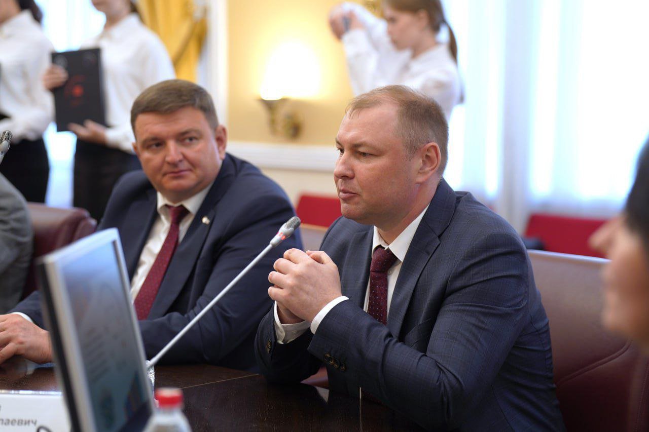 Тобольский многопрофильный техникум стал участником федерального проекта «Профессионалитет» Это позволит совместно с ключевым индустриальным партнером – компанией СИБУР – создать кластер среднего профессионального образования СПО и обеспечить подготовку будущих специалистов на новом качественном уровне. Соглашение о партнерстве в целях создания и развития химического кластера среднего профессионального образования было подписано между Департаментом образования и науки Тюменской области, компанией СИБУР, а также учреждениями СПО – Тобольским многопрофильным техникумом ТМТ , Ишимским многопрофильным техникумом, Тюменским колледжем производственных и социальных технологий, Ялуторовским агротехническим колледжем и Тюменским техникумом строительной индустрии и городского хозяйства. ТМТ стал базовой организацией кластера. Обучение на базе объединения смогут пройти более тысячи студентов. С 2026 года они будут осваивать профессии, востребованные в химической и нефтехимической отрасли по целевым договорам с гарантированным трудоустройством. «Согласно нашим прогнозам, в Тюменской области ожидается двукратный рост спроса на выпускников СПО в ближайшие несколько лет, в том числе со стороны нашего предприятия. Благодаря проекту модернизации ТМТ, который реализуется СИБУРом совместно с правительством Тюменской области и администрацией Тобольска, а также участию в программе «Профессионалитет», техникум сможет готовить специалистов под задачи всей компании, до 100% профильного выпуска и, таким образом, стать якорным колледжем для СИБУРа в УРФО», – отметил директор по управлению персоналом «ЗапСибНефтехима» Андрей Белов. В 2023 году участником «Профессионалитета» стал партнер компании – Колледж нефтехимии и нефтепереработки им Н.В. Лемаева, расположенный в Нижнекамске. #сибур #профессионалитет #тмт #тобольск
