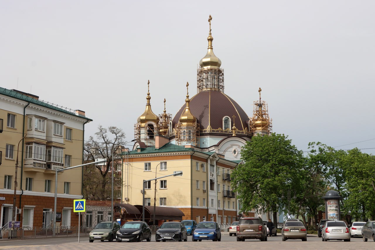 В рамках разработки проекта планировки территории Мариуполя Единый институт пространственного планирования РФ предложил построить в Жовтневом районе производственно-логистические центры общей площадью 66,5 тыс. кв. м. Проектом также предусмотрено размещение значимых для жителей Мариуполя торговых объектов: автосалона с автотехцентром, магазина строительных товаров, супермаркета. Реализация предложений позволит создать около 2 600 рабочих мест, сократить время и затраты на логистику, а также внести существенный вклад в экономику за счет увеличения налоговых поступлений в федеральный, региональный и местный бюджеты.