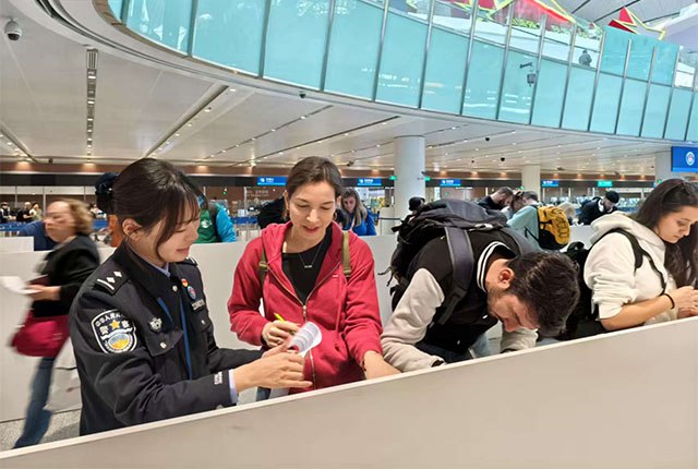 Китай открывает онлайн карту прибытия Теперь въезд в Поднебесную станет немного проще Госуправление по делам миграции КНР запускает возможность заполнить Arrival Card онлайн ещё до прилёта Сделать это можно будет через официальный сайт ведомства платформу госуслуг приложение NIA 12367 или мини приложение в WeChat Самым удобным вариантом скорее всего станет сайт без скачиваний и лишних действий Напомним карта прибытия обязательный документ для всех иностранцев даже при безвизовом въезде Раньше её заполняли вручную в самолёте или на границе указывая данные о поездке и проходя биометрию С 20 ноября всё это можно будет сделать заранее онлайн А если не успели останется добрая классика бумажный вариант или терминалы прямо в пункте пропуска