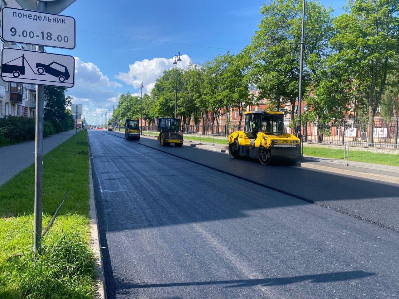 Дорожники обновляют улицу Зосимова в Кронштадтском районе  На участке длиной 1,5 км дорожники обновляют асфальт и тротуары, укладывая более 25 тыс. кв. м нового покрытия.   На данный момент завершено фрезерование изношенного покрытия и дорожники приступили к укладке верхнего и выравнивающего слоя асфальтобетона на проезжей части.  Фото: Дороги и мосты Петербурга Вечерний Санкт-Петербург