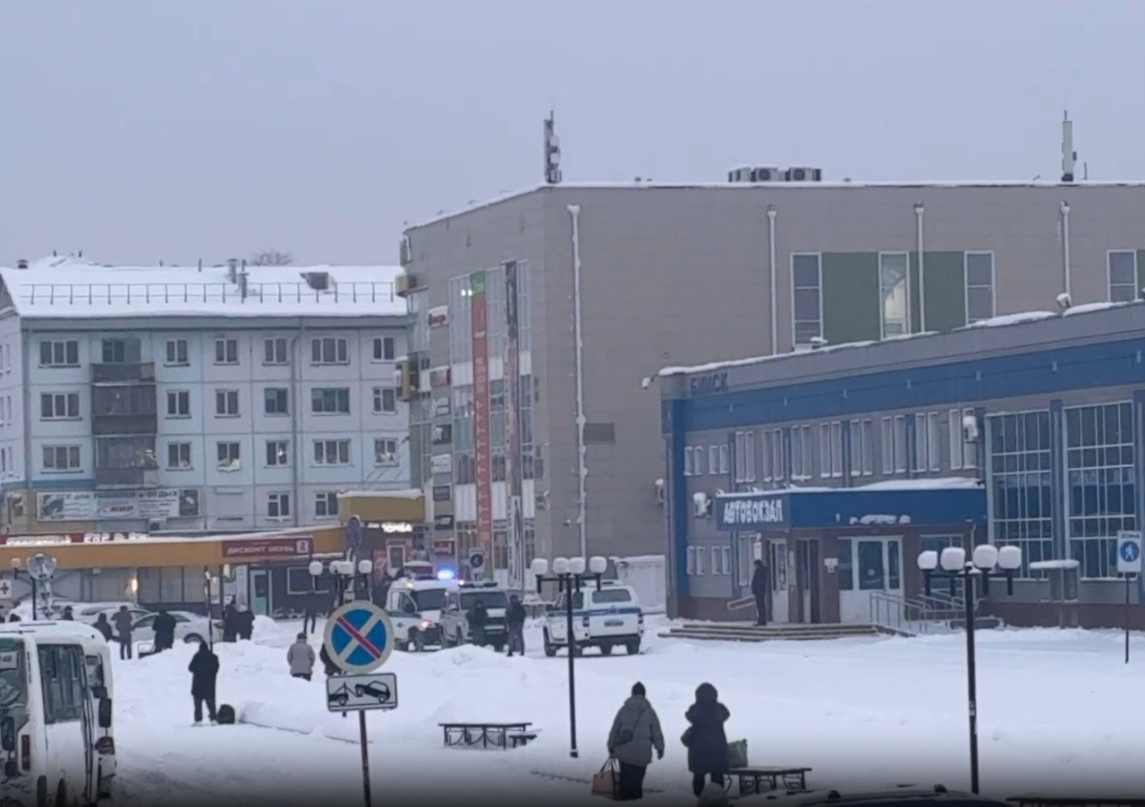 Правоохранительные органы Алтайского края пресекли волну провокаций на объектах транспорта в Бийске Об этом сообщили в региональной Антитеррористической комиссии со ссылкой на органы безопасности и внутренних дел В течение последних двух недель субъектами действующими в интересах недружественных стран развернута волна провокаций Злоумышленники посредством формирования технических угроз а также распространения дезинформации о минировании и аварийных ситуациях пытались повлиять на работу объектов транспорта Все угрозы пресечены Одна из таких провокаций сегодня вызвала необходимость эвакуации здания автовокзала в Бийске За последние недели органы профилактики правоохранительной системы пресекли более десятка подобных угроз Субъекты действующие в интересах противника не оставляют попыток создания технических и информационных угроз Деструктивная активность призвана вызвать панику через СМИ перегрузить правоохранительные органы а также снять структуру и временные технические параметры реагирования на комплексные угрозы сообщили в органах профилактики Правоохранительные органы региона выражают благодарность лицам содействовавшим в профилактике угроз А также напоминают что хаотичное распространение непроверенной информации помогает врагу