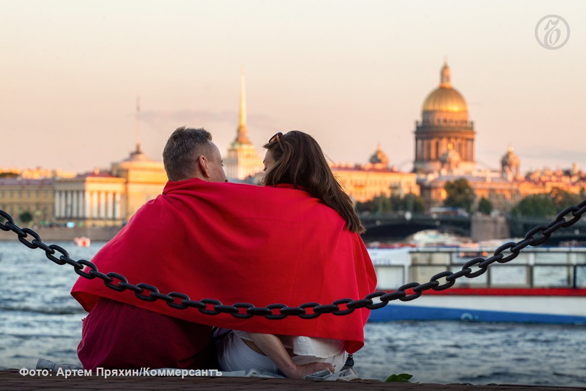 Пособия для студенческих семей достигнут в Петербурге почти 19 тысяч рублей  Законодательное собрание Санкт-Петербурга поддержало проект закона об увеличении размера ежемесячного пособия для студенческих семей. Объем выплаты достигнет 18749 рублей. Законопроект, внесенный губернатором города Александром Бегловым, рассмотрели на заседании парламента 30 апреля. Депутатам об инициативе рассказал представитель градоначальника в ЗакСе Константин Сухенко.  Студенческой семьей, согласно тексту законопроекта, являются молодые люли, впервые получающие образование по программам бакалавриата или специалитета. На сегодняшний день размер ежемесячного пособия составляет 3457 рублей. После принятия проекта закона, он будет увеличен почти в 5,5 раза.