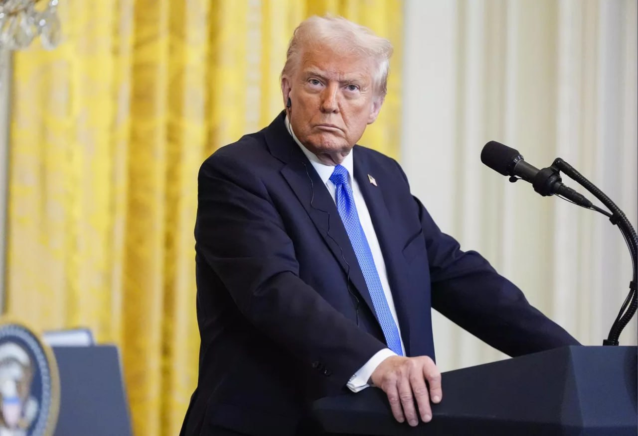 Дональд Трамп признал, что власти США достигли большего прогресса в переговорах по урегулированию конфликта на Украине с одной из сторон, меньшего — с другой. При этом он не уточнил, с какой именно из сторон диалог у Вашингтона оказался успешнее. Несмотря на разницу в прогрессе, американский лидер по-прежнему надеется на достижение соглашения и считает, что "есть очень хороший шанс сделать это".