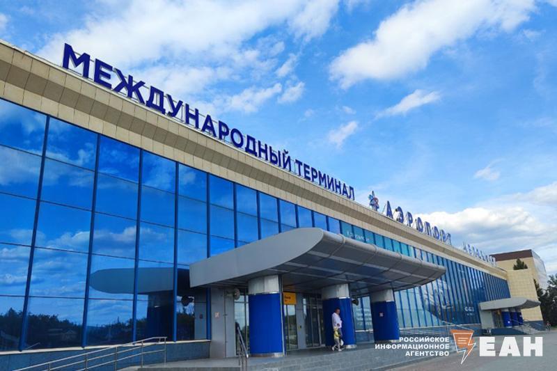 Рейс из Челябинска на Пхукет задерживается более чем на сутки Самолет авиакомпании Azur Air должен был отправиться в Таиланд сегодня в 05 50 Новое время вылета завтра в 09 35 Такая информация указана на онлайн табло челябинского аэропорта Ранее вылет самолета неоднократно откладывали Сообщалось что рейс задержали по техническим причинам Подписаться на ЕАН Челябинск